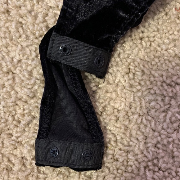NWOT Women’s Black Faux Velvet Long Sleeve Snap Closure Bodysuit Small - Picture 5 of 9